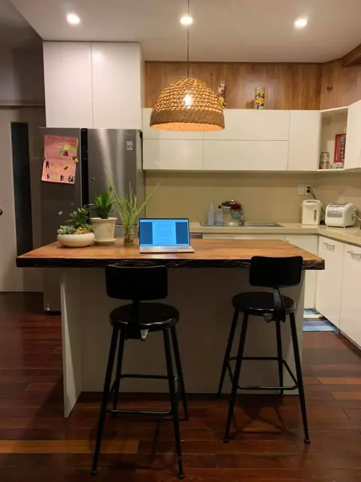 Giao Bàn Đảo Bếp Nguyên Tấm Gỗ Gụ Hương Cho Khách ở Phú Nhuận