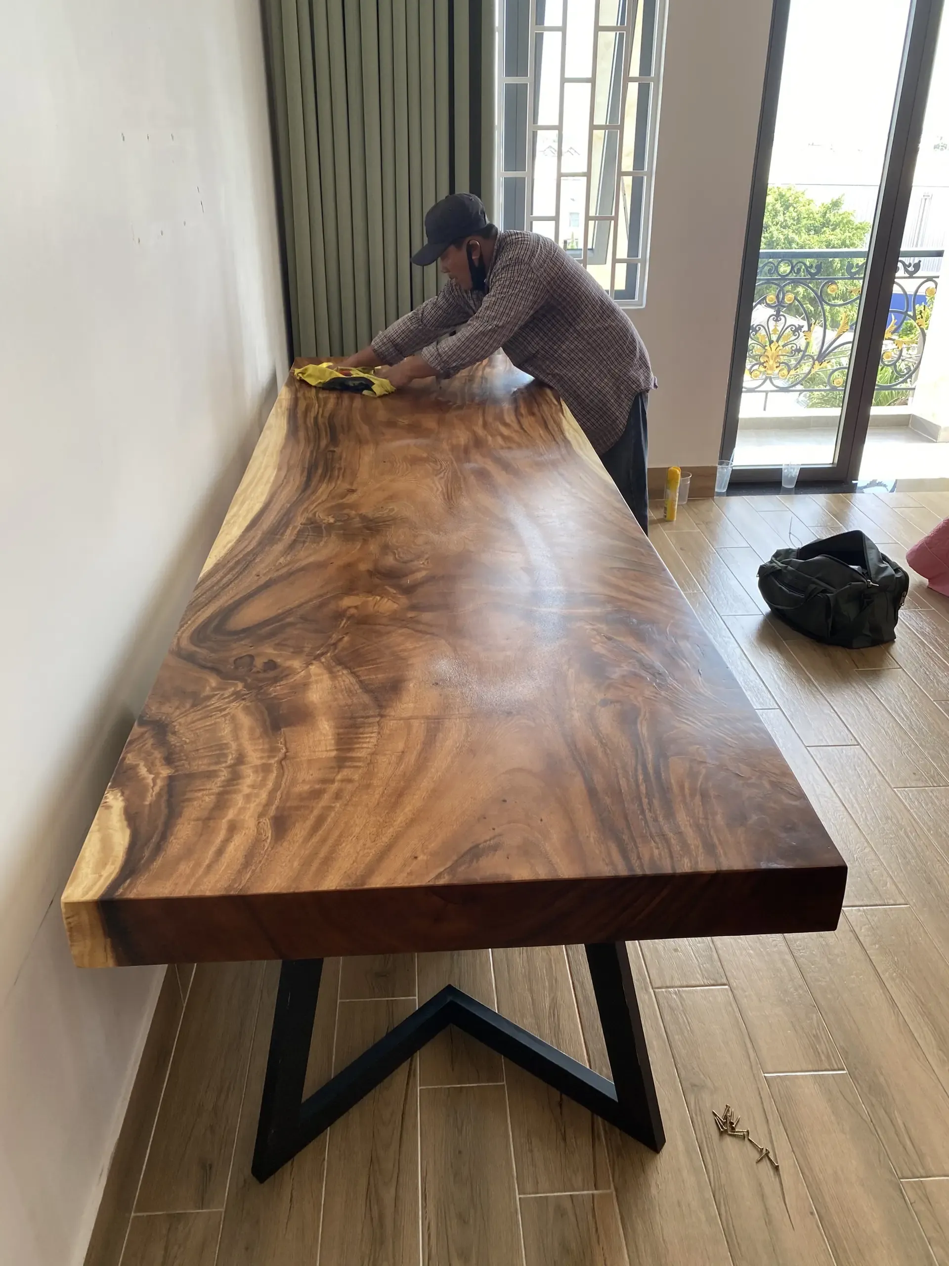 Giao Bàn Gỗ Me Tây Nguyên Tấm Cho Viện Thẩm Mỹ Gò Vấp