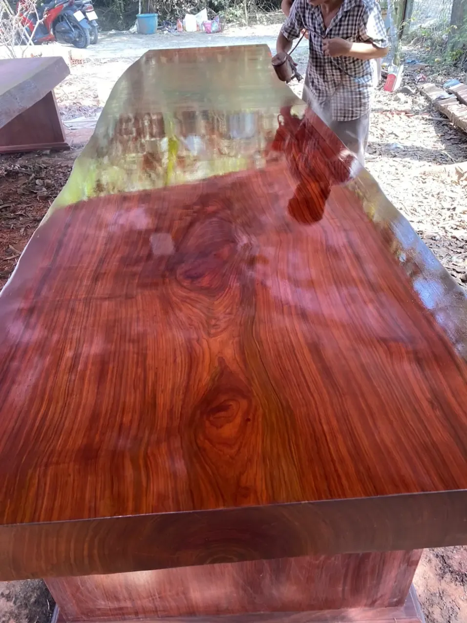 Giao bàn gỗ hương đỏ nguyên tấm 4m rộng 1m cho khách hàng Củ Chi