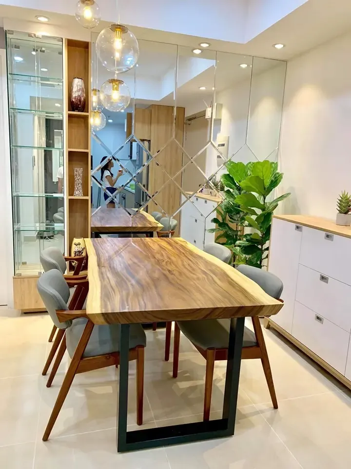 Giao Bàn Ăn Gỗ Me Tây Nguyên Tấm Cho Khách Quận 1