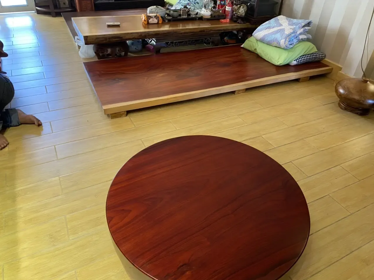 Giao bàn nguyên tấm tròn và dài cho khách hàng ở Q11