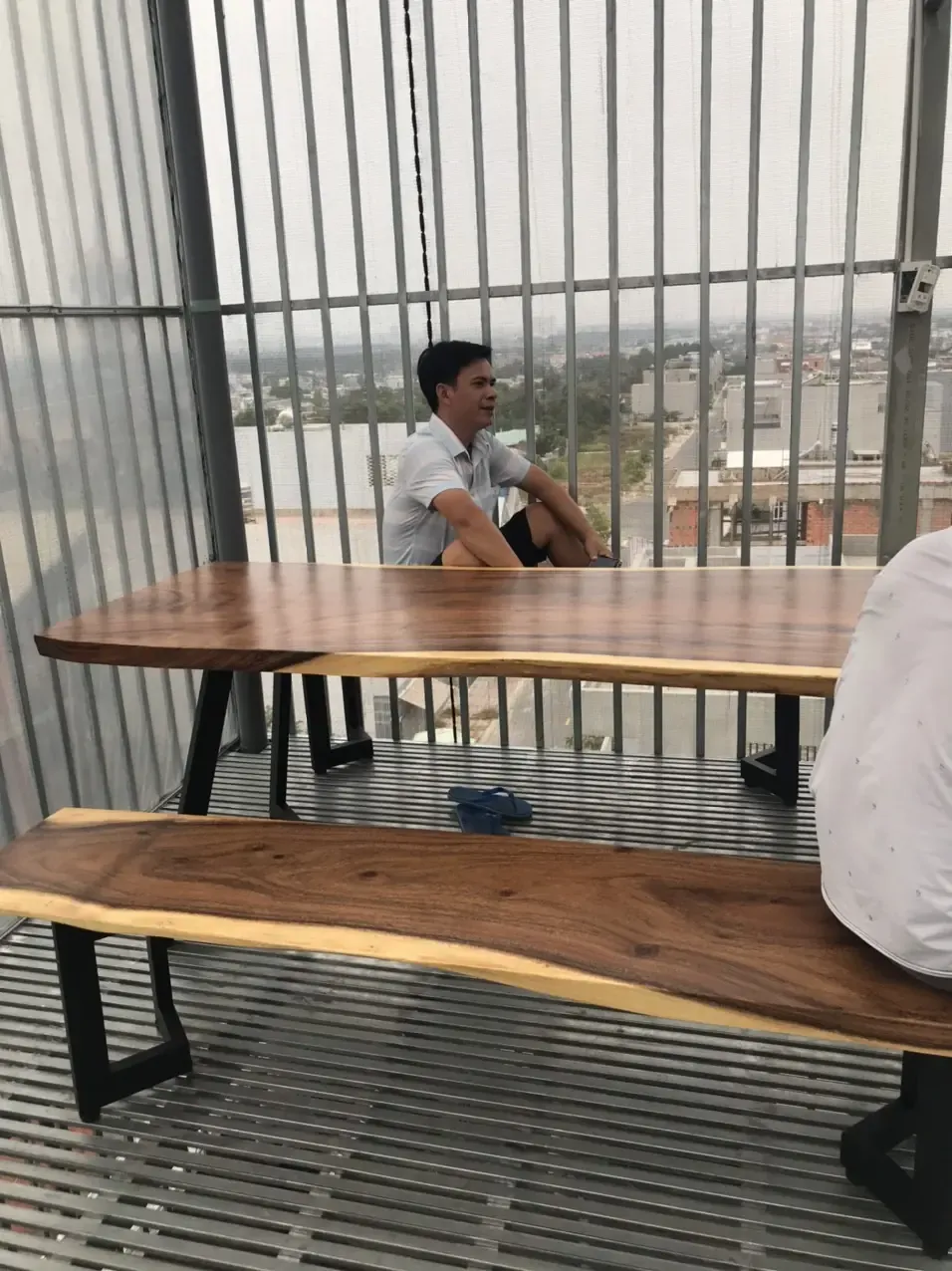 Giao Bàn Gỗ Me Tây Nguyên Tấm Cho Khách Hàng Bình Thạnh