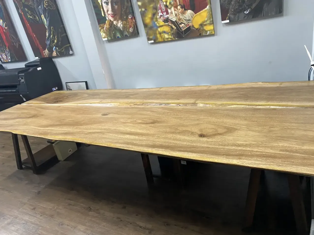 Giao Bàn Lim Tali Cho Khách tại Văn Phòng Quận 1.