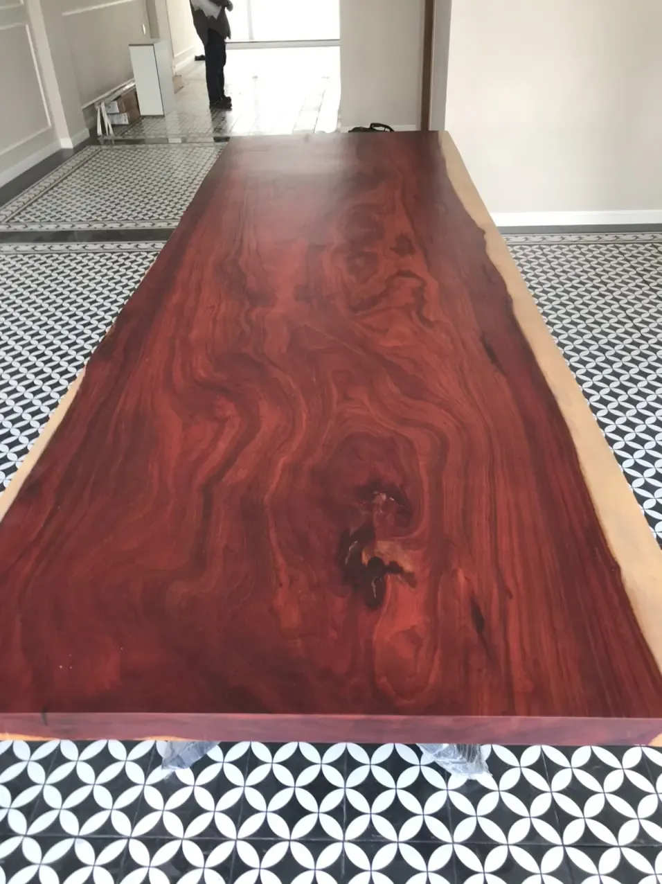 Giao Bàn Gỗ Gụ Hương và Hương Đỏ Cho Khách ở Quận 7