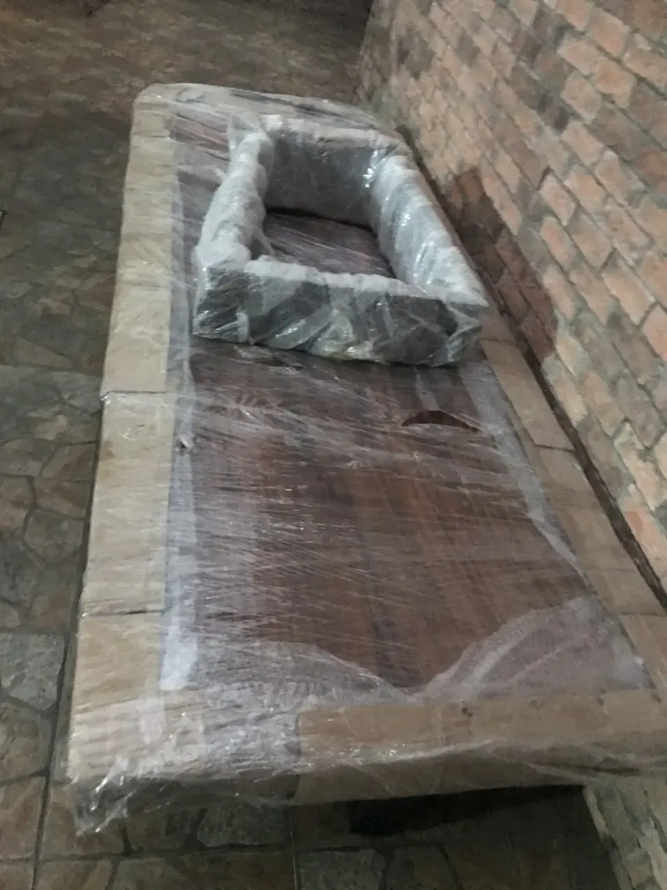 Giao Tấm Bàn Gỗ Me Tây Dài 2m3 Cho Khách ở Hà Nội