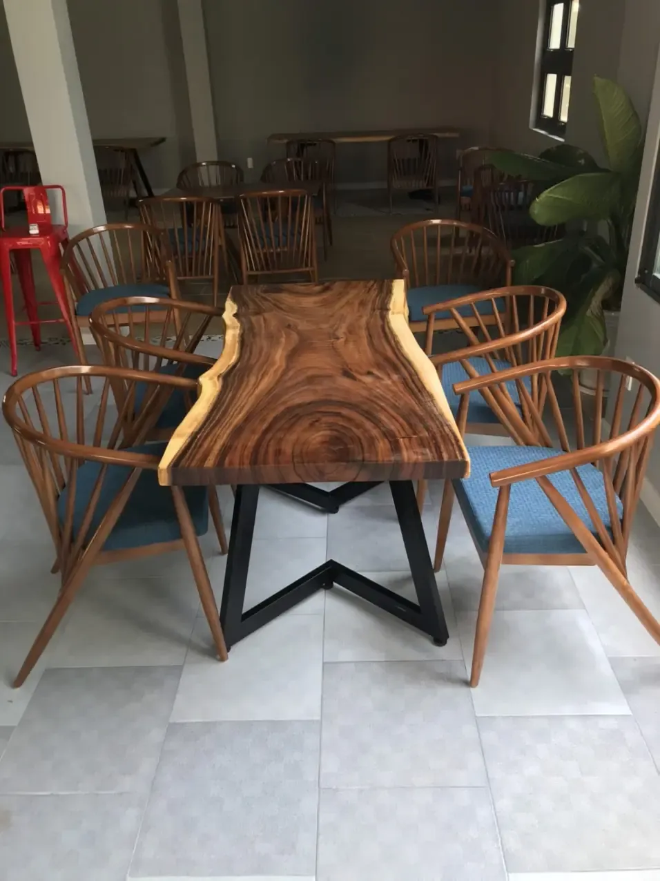 Giao Bàn Gỗ Nguyên Tấm Cho Khách Hàng Mở Cafe tại Phú Nhuận