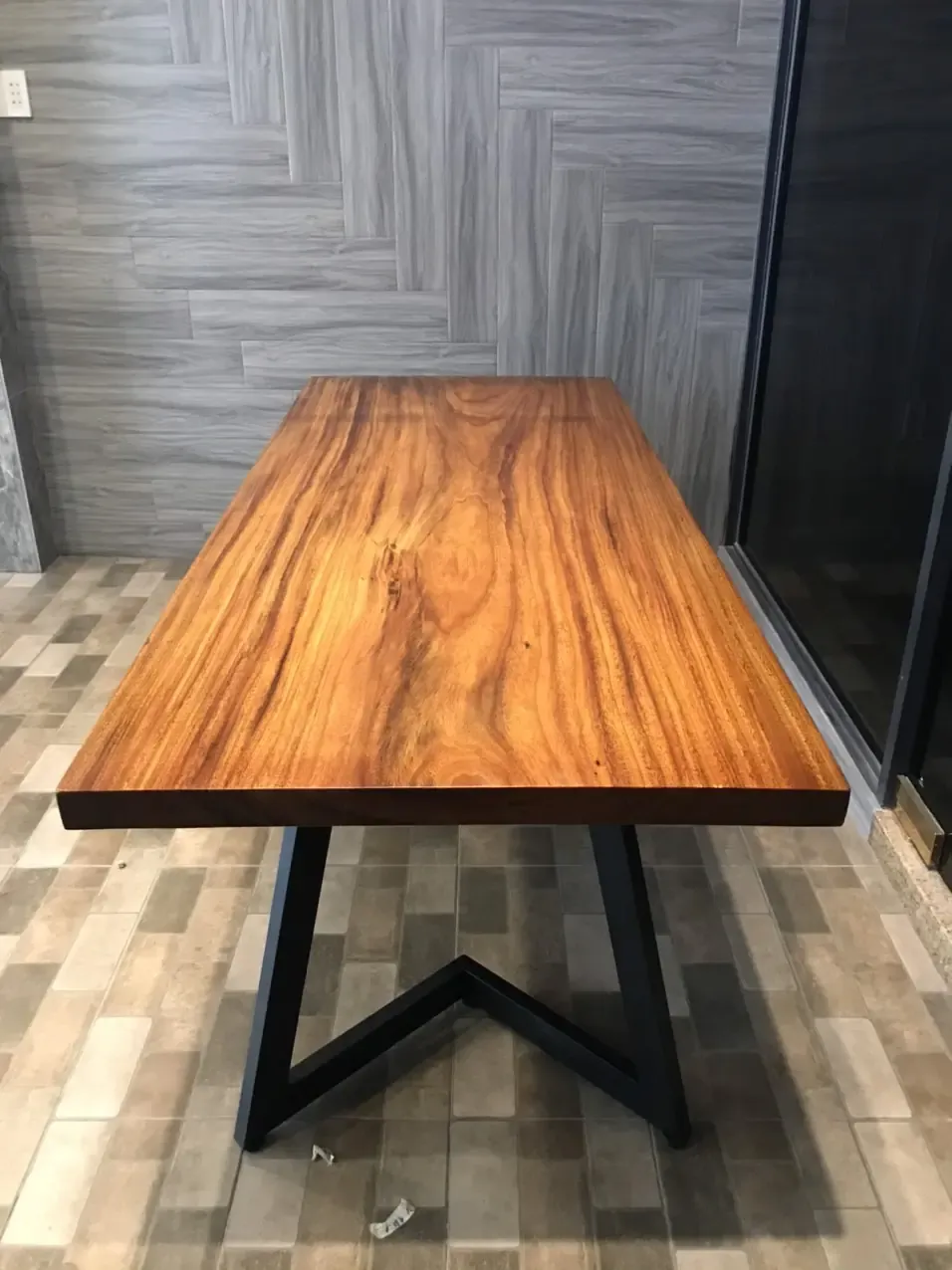 Giao Bàn Gỗ Nguyên Tấm Cho Khách Hàng Mở Cafe Bình Tân