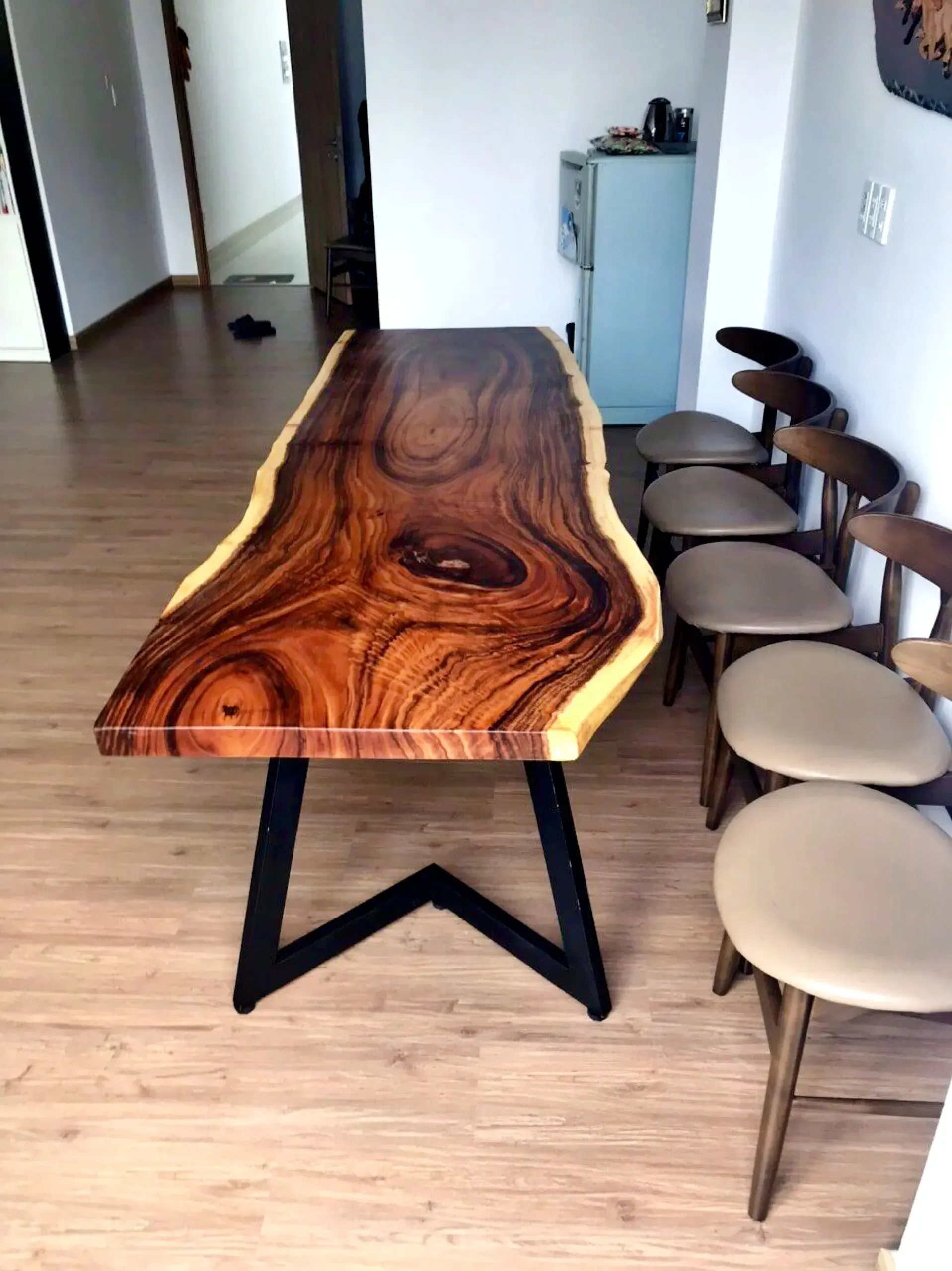 Giao Bàn Làm Việc Văn Phòng Gỗ Me Tây Cho Khách tại Thủ Đức