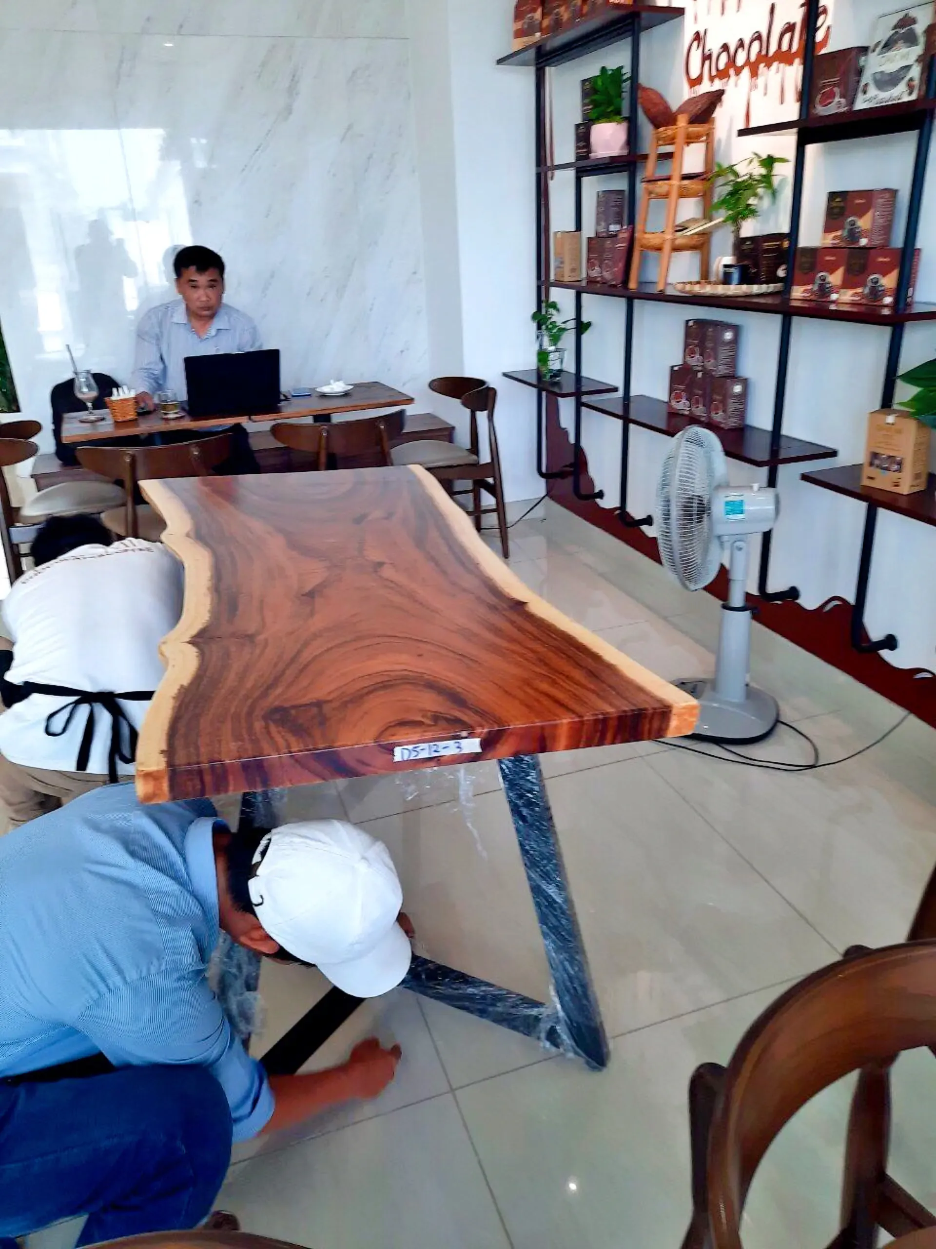 Giao Bàn Làm Việc Gỗ Me Tây Cho Khách tại Thủ Đức