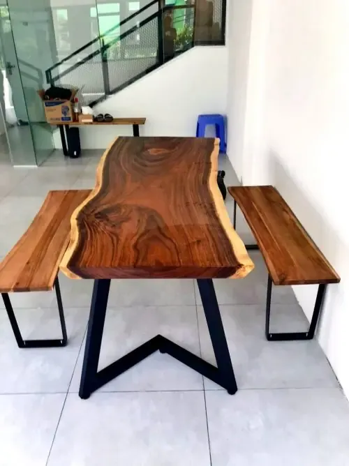 Giao Bộ Bàn Ghế Gỗ Me Tây Cho Khách ở Quận 3