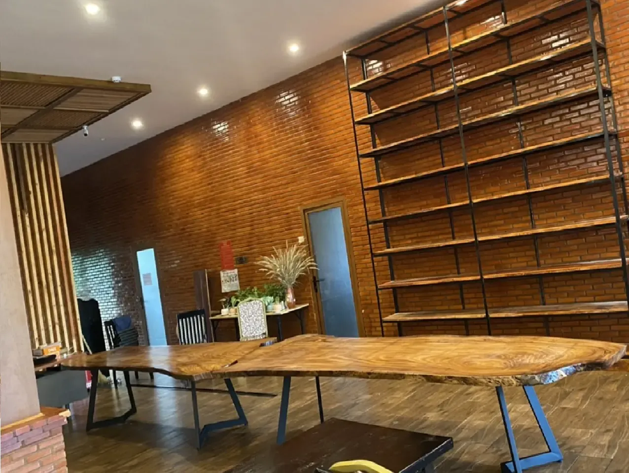 Bàn gỗ nguyên tấm me tây dài 3m giao cho hhách hàng tại Đồng Nai