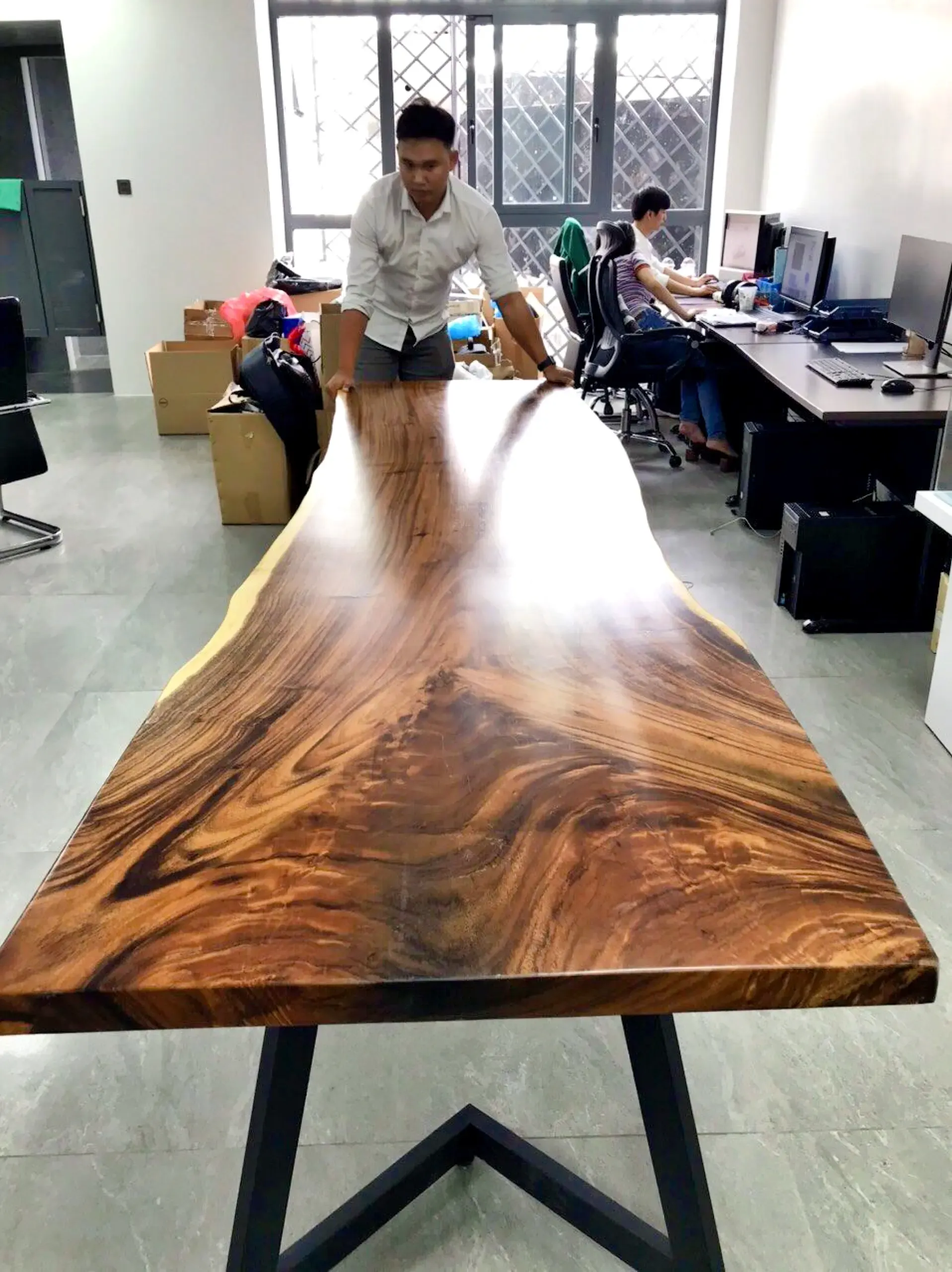 Giao Bàn Làm Việc Gỗ Nguyên Tấm Cho Khách ở Quận 4