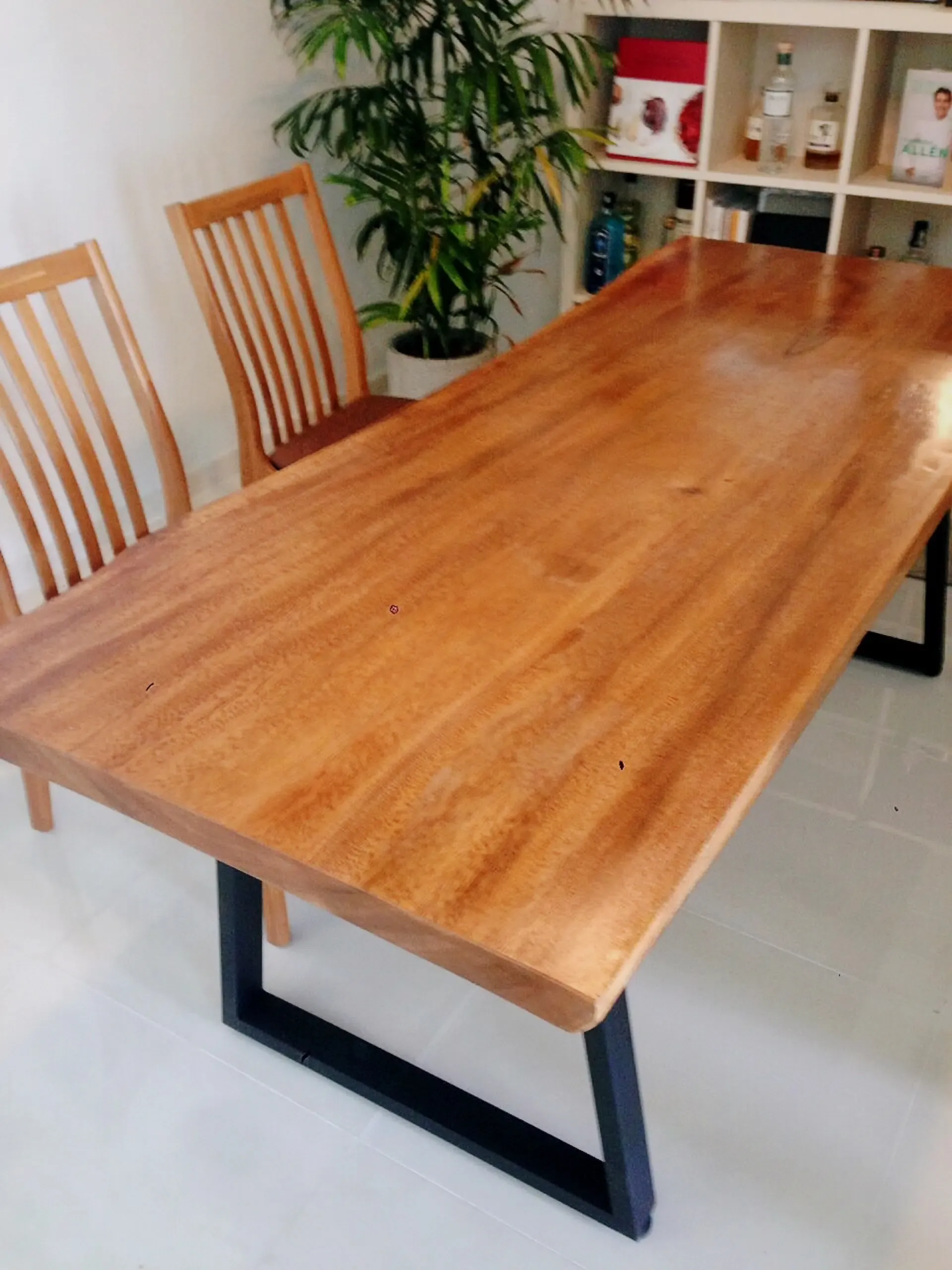 Giao Bàn Gỗ Lim Nâu Nguyên Tấm Cho Khách ở Quận 2