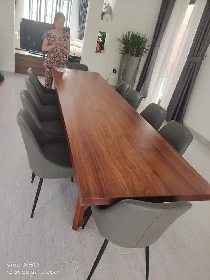 Giao Bàn Gỗ Lim Vàng Nguyên Tấm Cho Khách Vũng Tàu