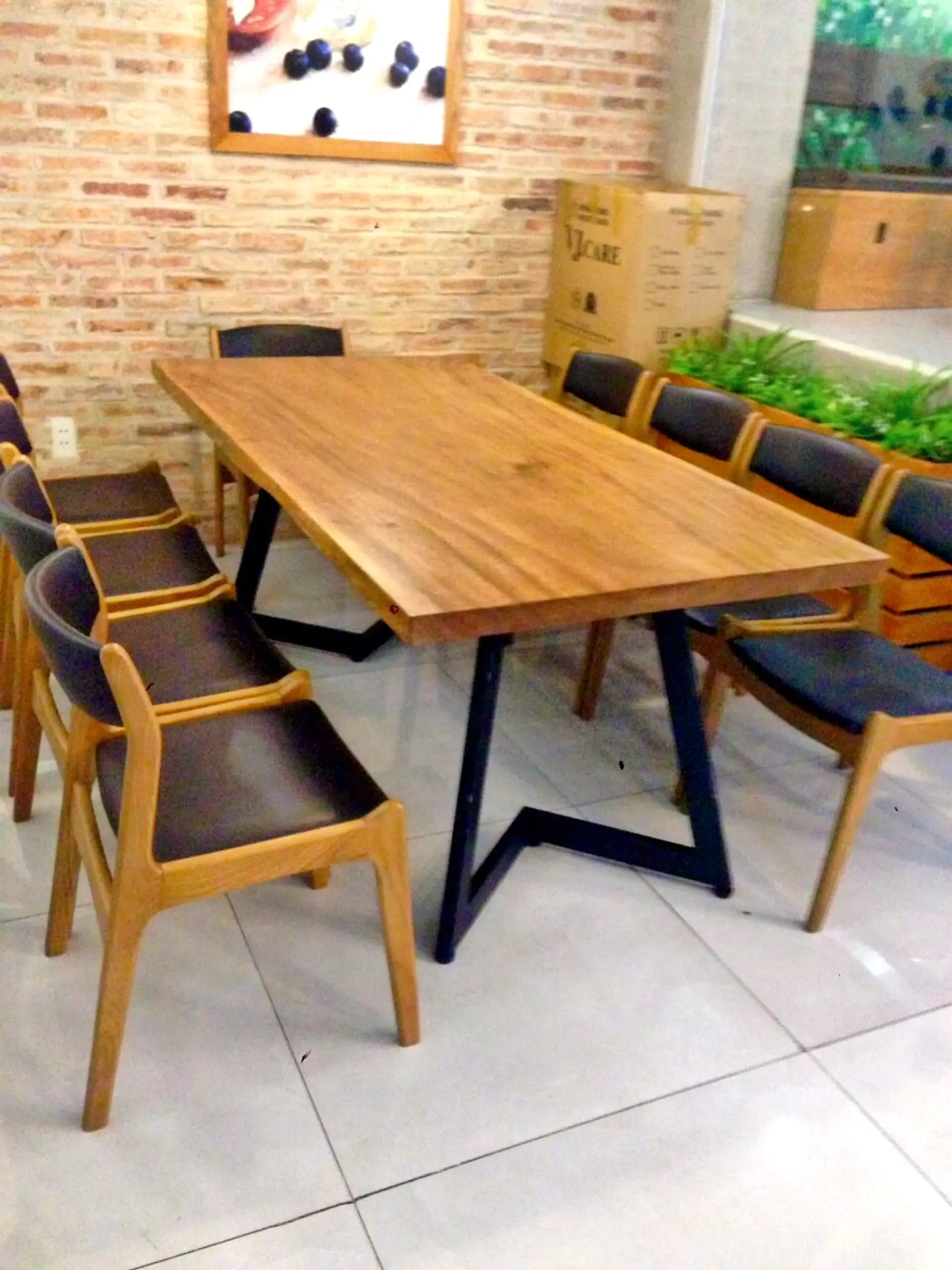 Giao Bộ Bàn Ghế Gỗ Lim Nâu Nguyên Tấm Cho Khách Bình Thạnh