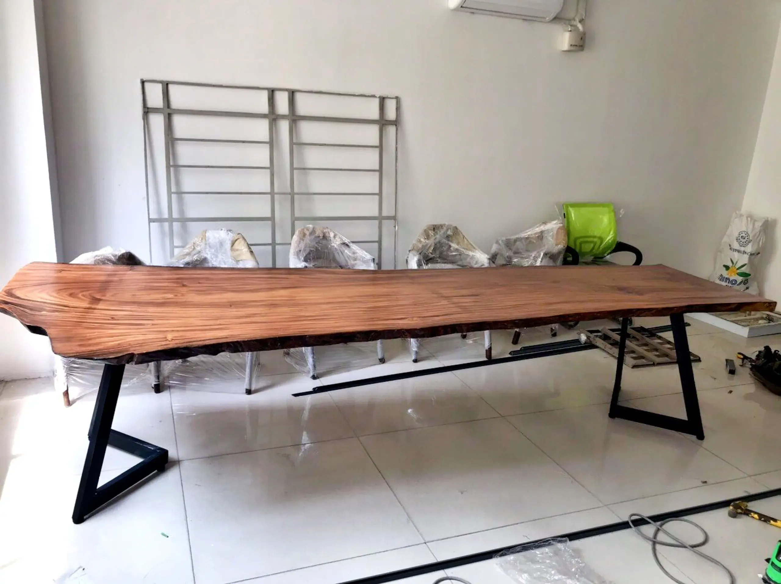 Giao Bàn Làm Việc Gỗ Me Tây Vân Đẹp Cho Khách ở Tân Bình