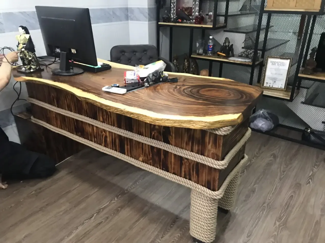 Giao Bàn Làm Việc Gỗ Me Tây Vân Đẹp Cho Khách Tại Quận 1