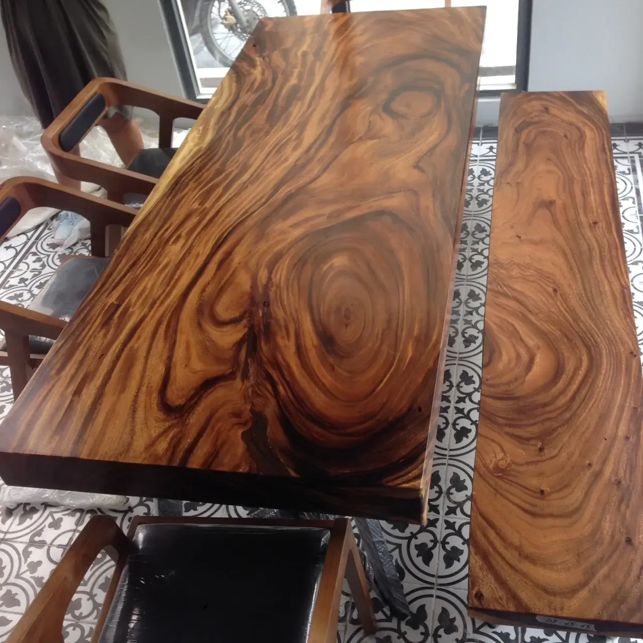 Giao Bộ Bàn Ghế Gỗ Me Tây Cho Khách Nhơn Trạch