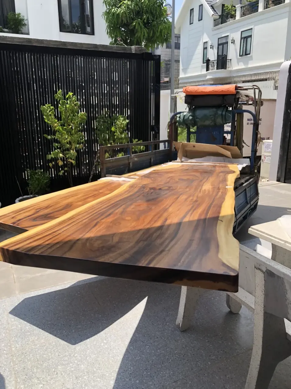 Giao 2 tấm Bàn Me Tây Nguyên Tấm Cho Khách Long An