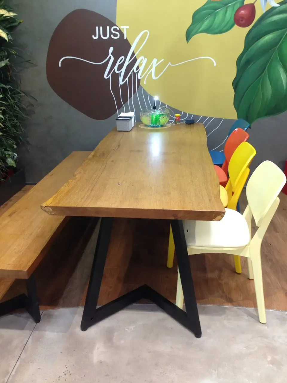 Giao Bàn Gỗ Lim Nâu Nguyên Tấm Cho Khách ở Bình Thạnh