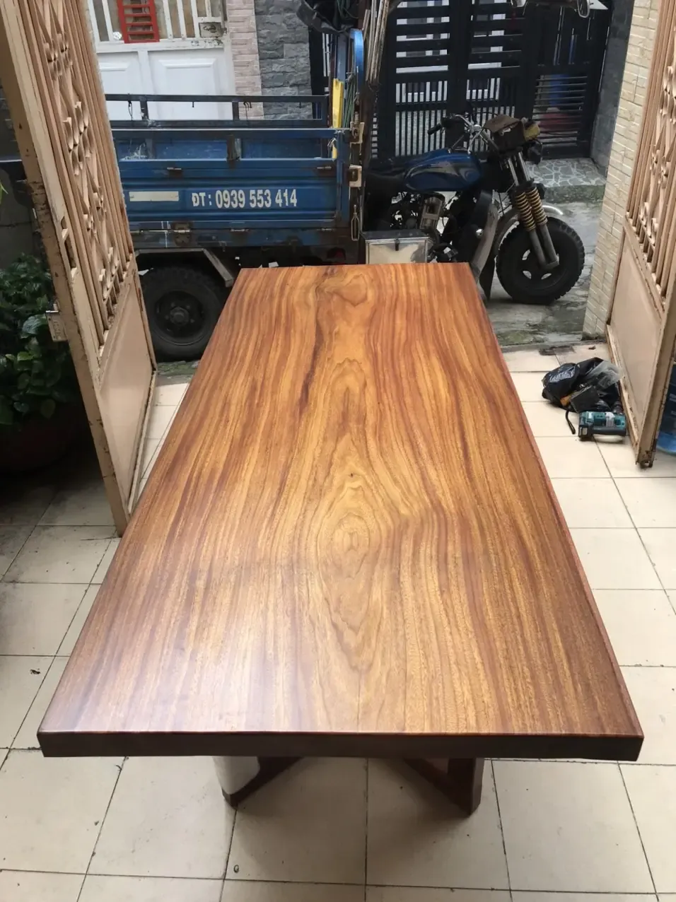 Giao Bàn Gỗ Lim Vàng Nguyên Tấm Cho Khách tại Gò Vấp