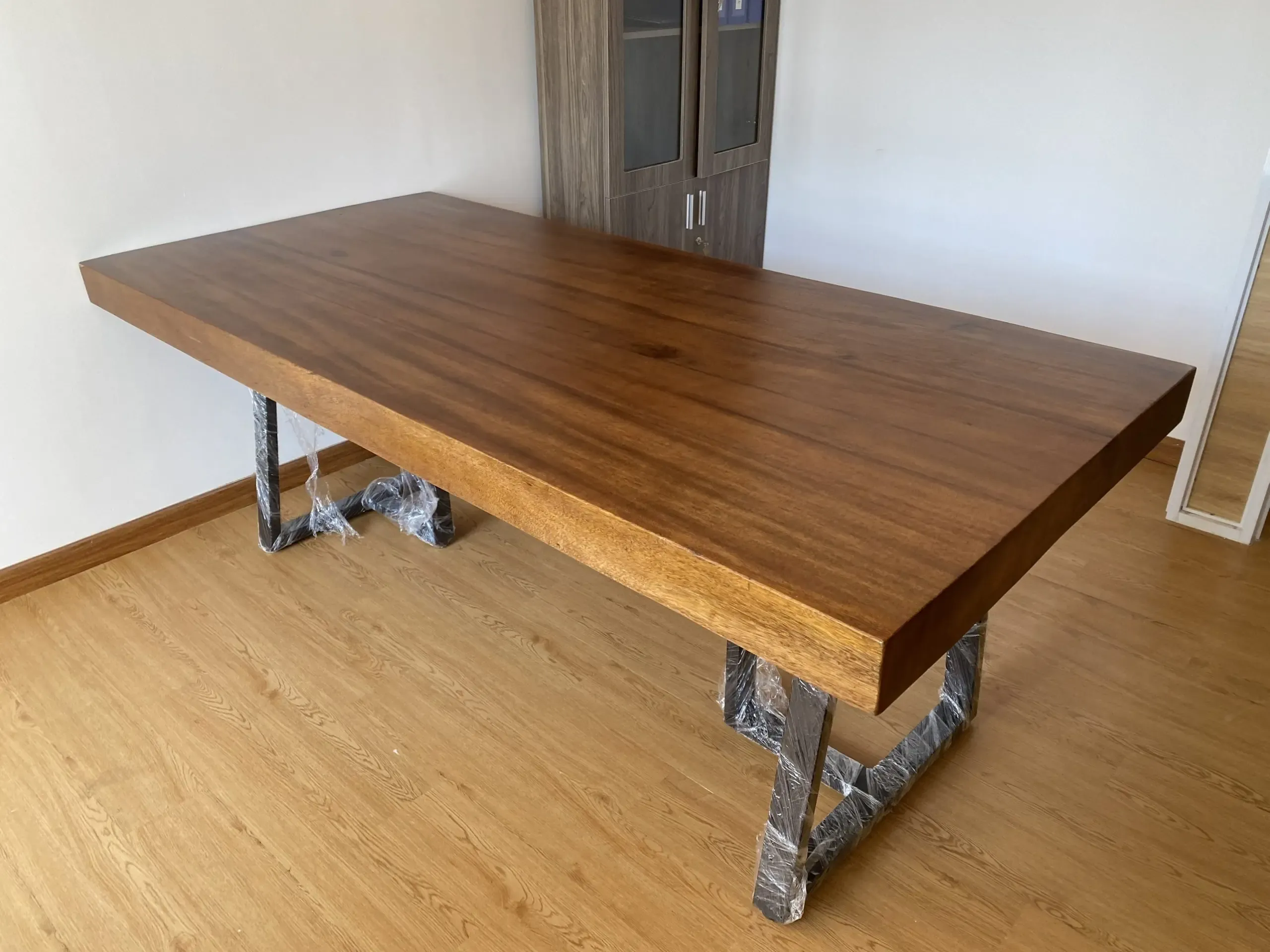 Giao Bàn Gỗ Lim Nâu Nguyên Tấm Cho Khách ở Quận 9