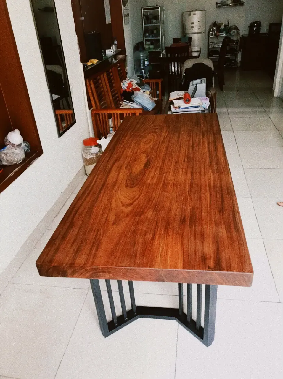 Giao Bàn Gỗ Lim Vàng Nguyên Tấm Cho Khách tại Quận 7