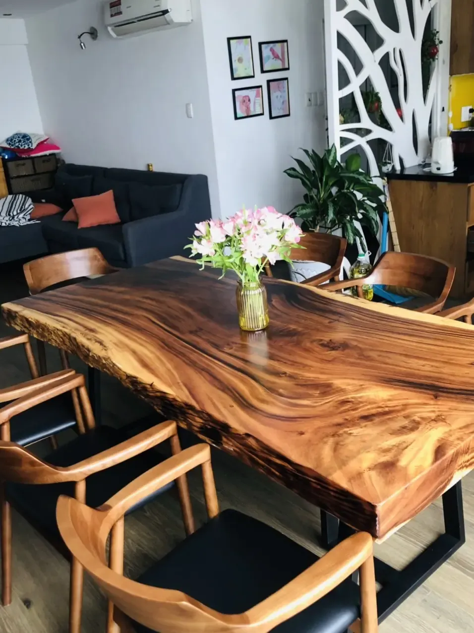 Bàn nguyên tấm dài 2m1, dày 10cm giao cho khách ở Bình Thạnh