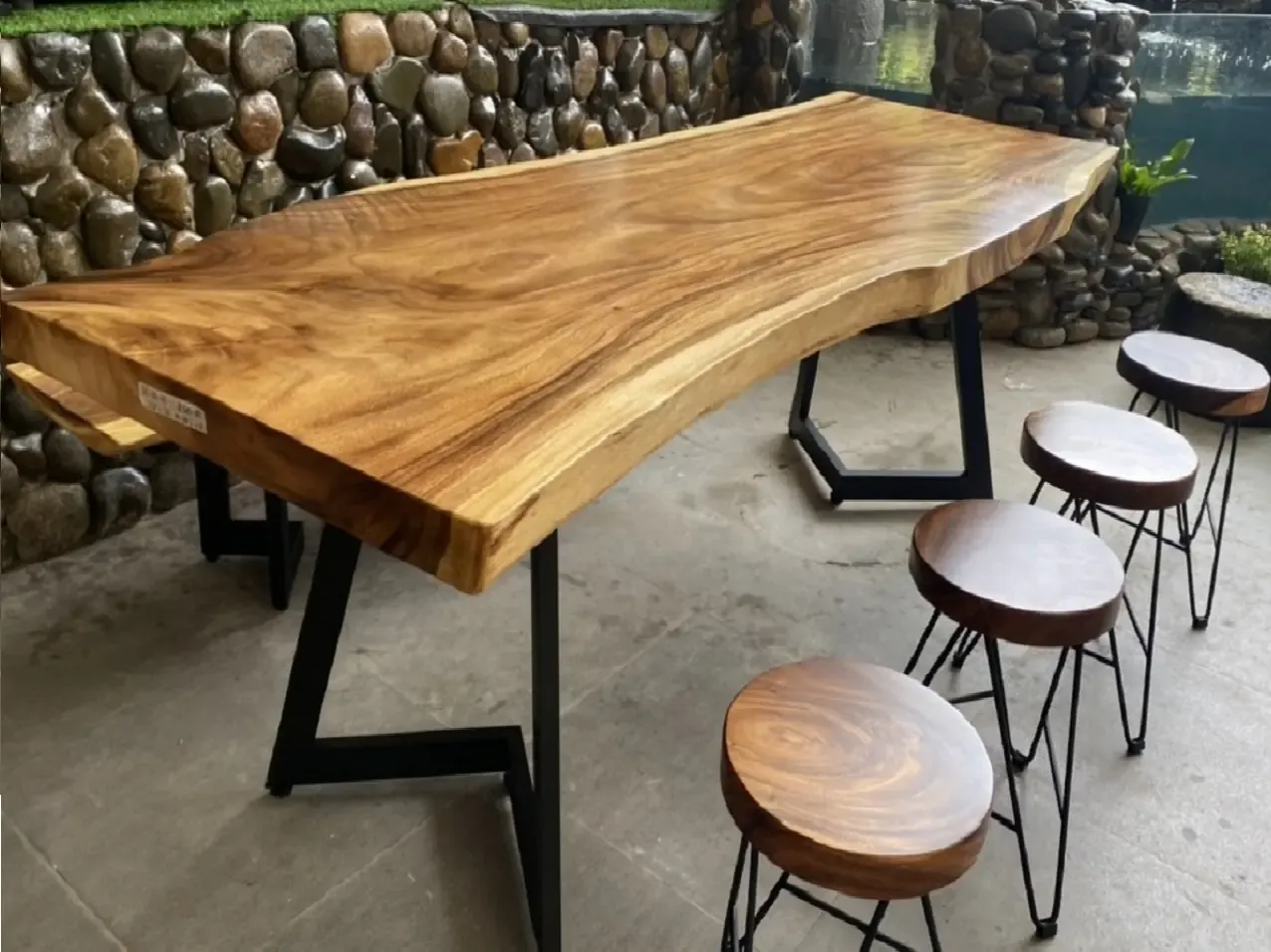 Bàn gỗ nguyên tấm dài 2m2 giao cho khách hàng ở Bình Dương giá tốt nhất