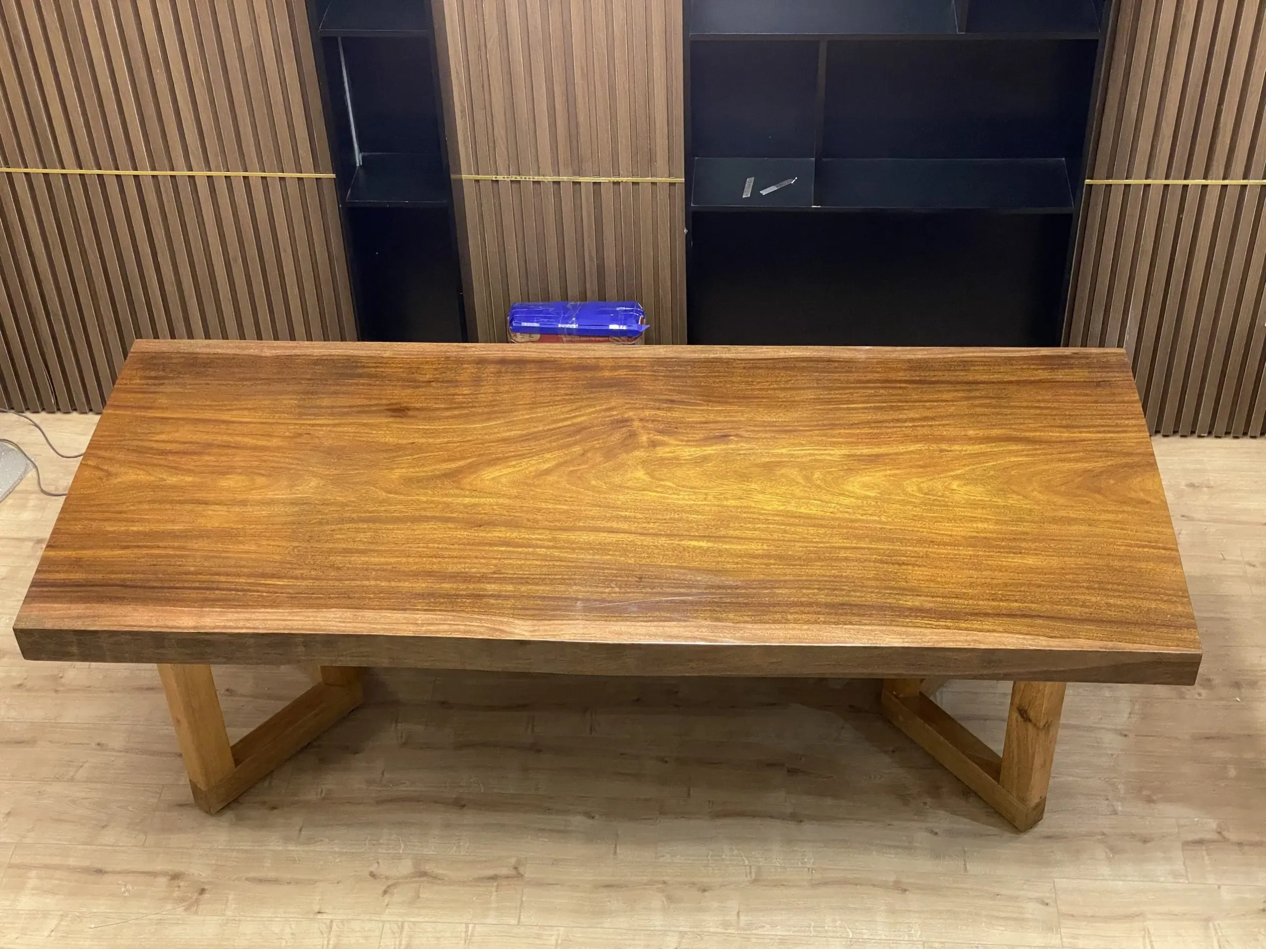 Bàn Gỗ Nguyên Tấm Lim Vàng Dài 2m4, Dày 10cm Giao Cho Khách Hàng Tại Quận 7