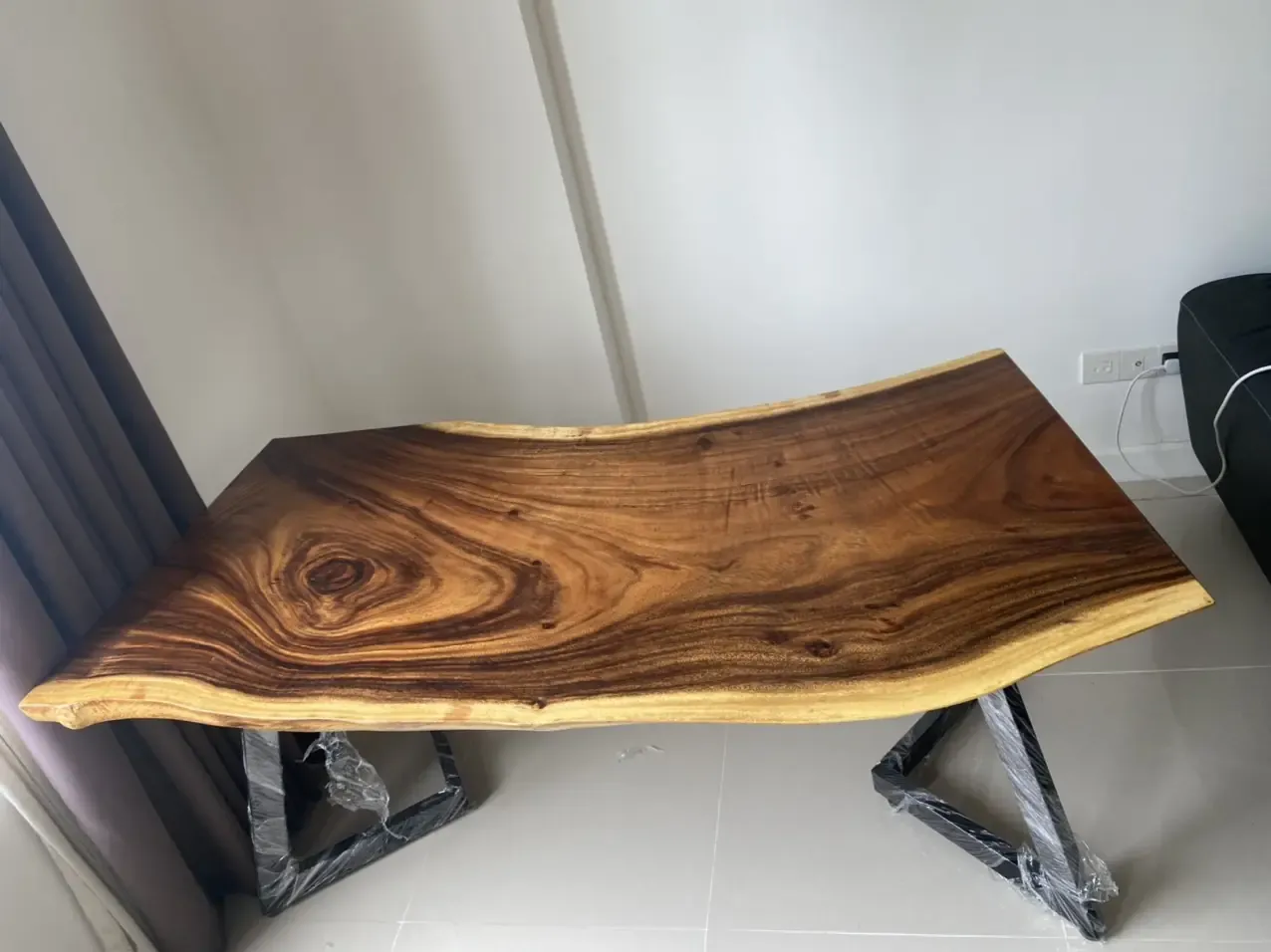 Bàn gỗ nguyên tấm dài 1m6 giao cho khách hàng ở Chung cư Icon-Quận 4