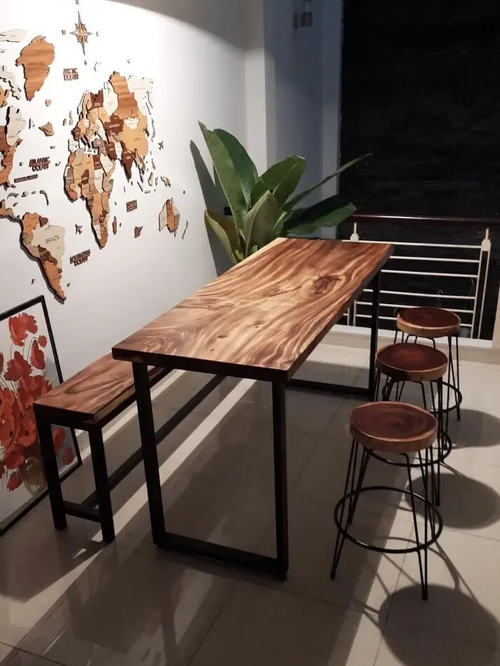 Bàn gỗ nguyên tấm me tây dự án giao cho công ty tại quận Tân Bình