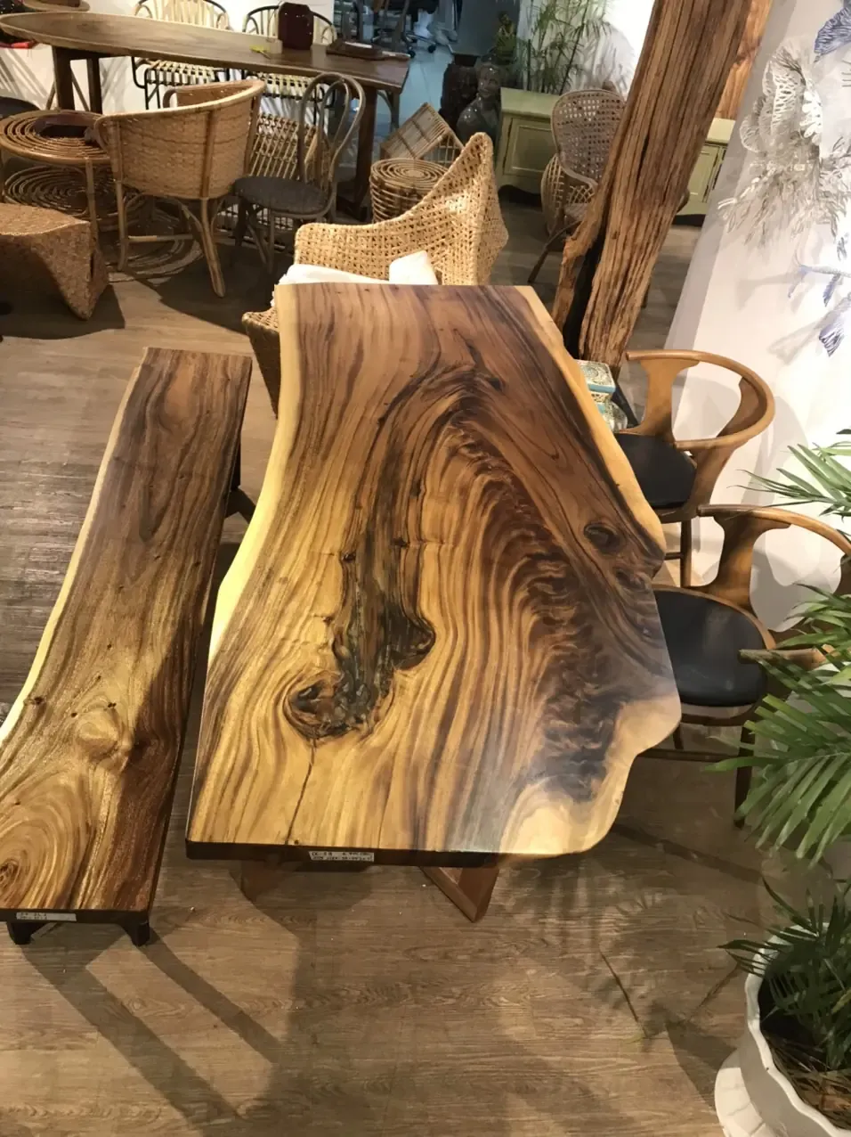 Bàn gỗ tự nhiên me tây giao cho khách hàng tại Quận 1 giá tốt nhất