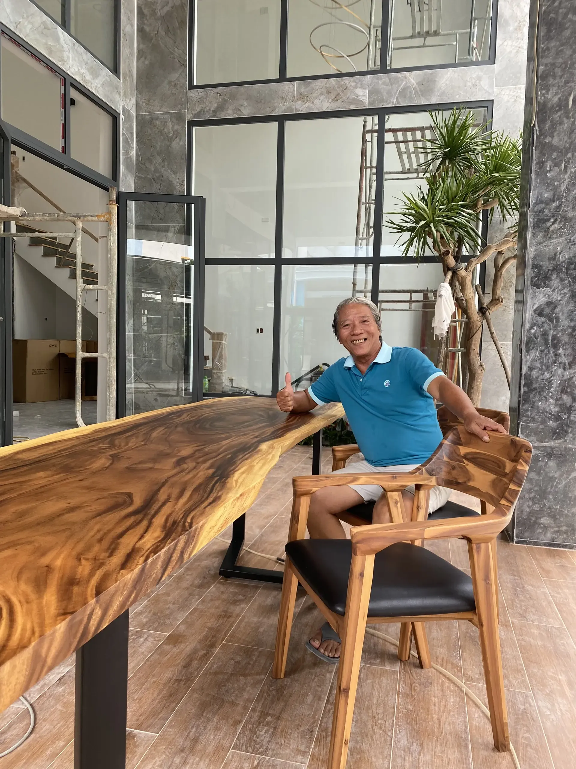 Bàn gỗ tự nhiên nguyên tấm giao cho khách hàng Đồng Nai