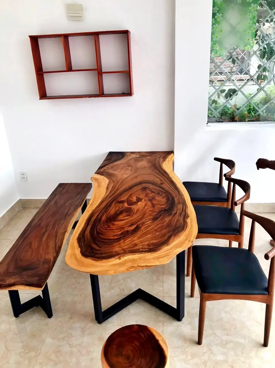 Bàn gỗ tự nhiên nguyên tấm giao cho khách hàng Bình Chánh