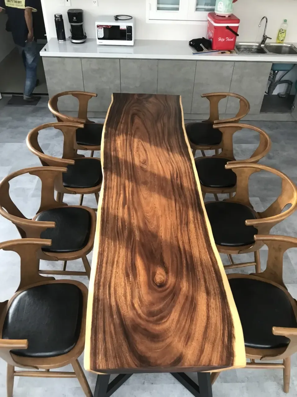 Bàn gỗ tự nhiên me tây dự án giao cho công ty tại quận Bình Thạnh
