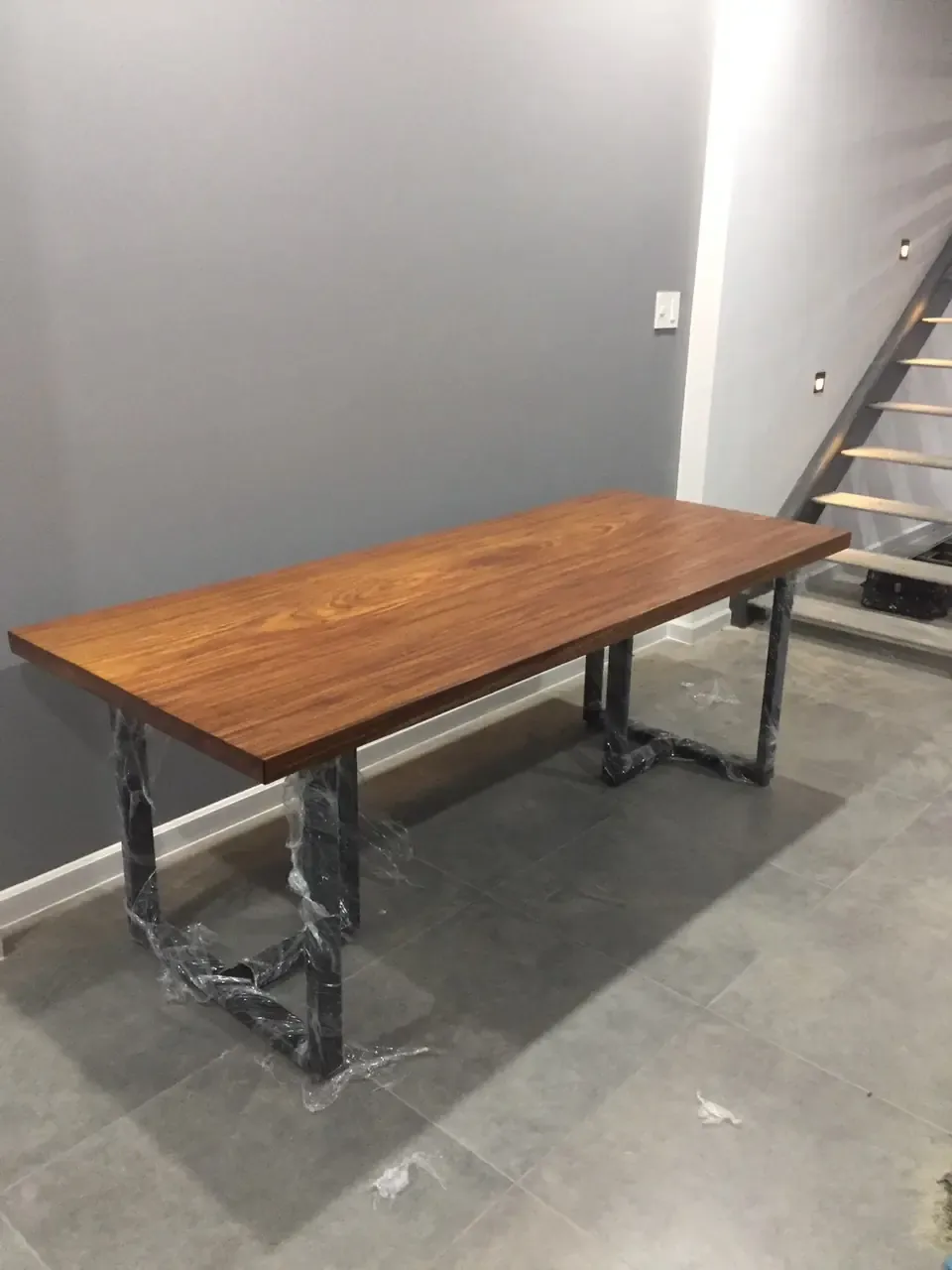 Bàn Gỗ Tự Nhiên Lim Okan Giao Cho Khách Hàng Tại Thủ Đức