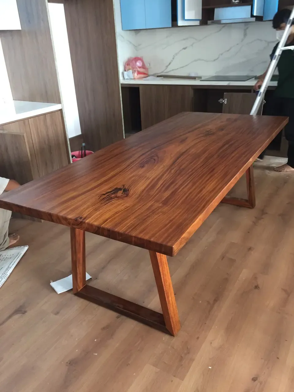 Bàn gỗ tự nhiên Lim Okan chân gỗ dài 2m2 bàn giao cho khách tại Quận 2