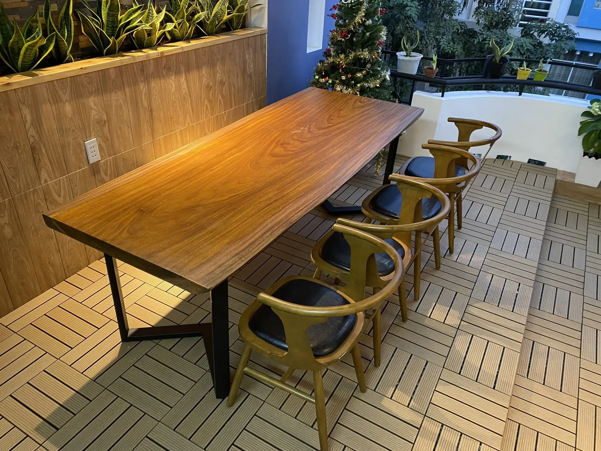 Bàn gỗ nguyên tấm Lim Okan dài 2m26 bàn giao cho khách tại Quận 8