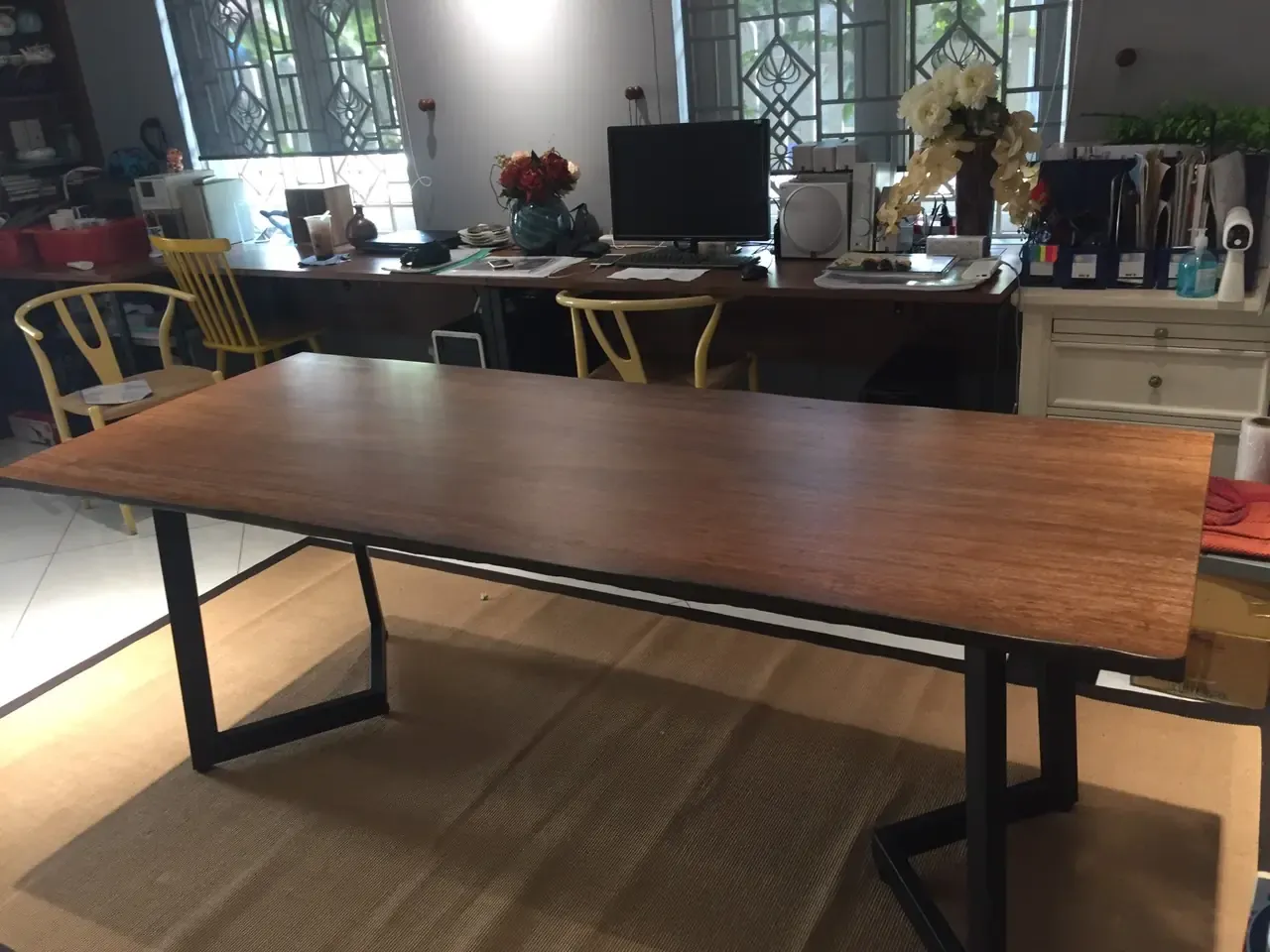 Bàn Gỗ Nguyên Tấm Lim Nâu Giao Cho Khách Hàng Tại Quận 7