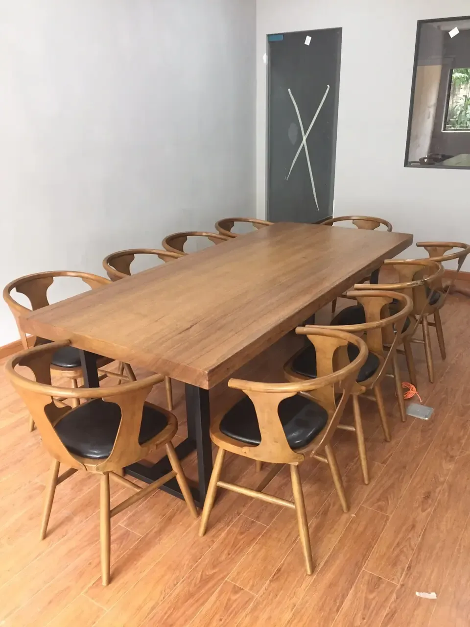 Giao bàn gỗ Lim cho quán ăn của khách hàng tại quận 3