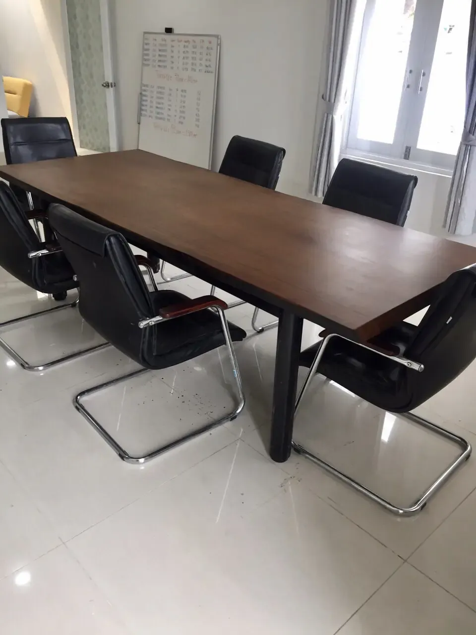 Giao bàn gỗ Lim dài 2m5 cho khách hàng tại quận 7