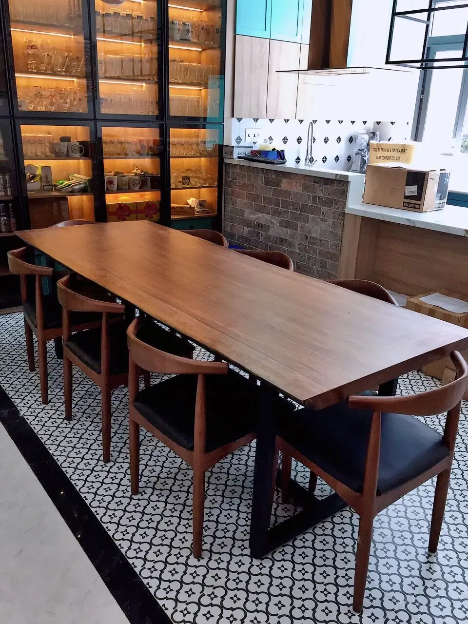 Giao bàn gỗ lim cho khách hàng tại Quận 7