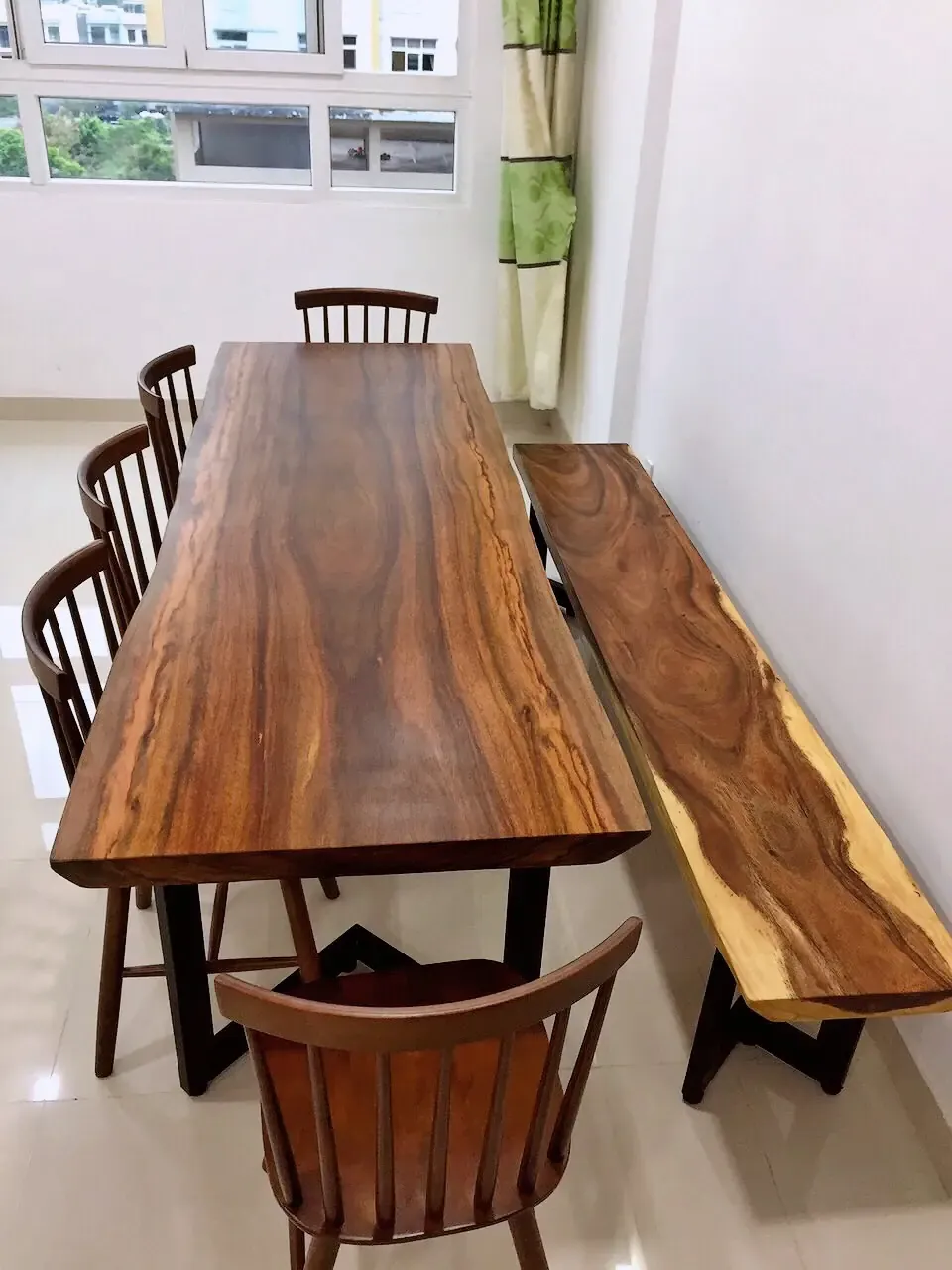 Giao bàn gỗ lim cho khách hàng ở Thủ Đức