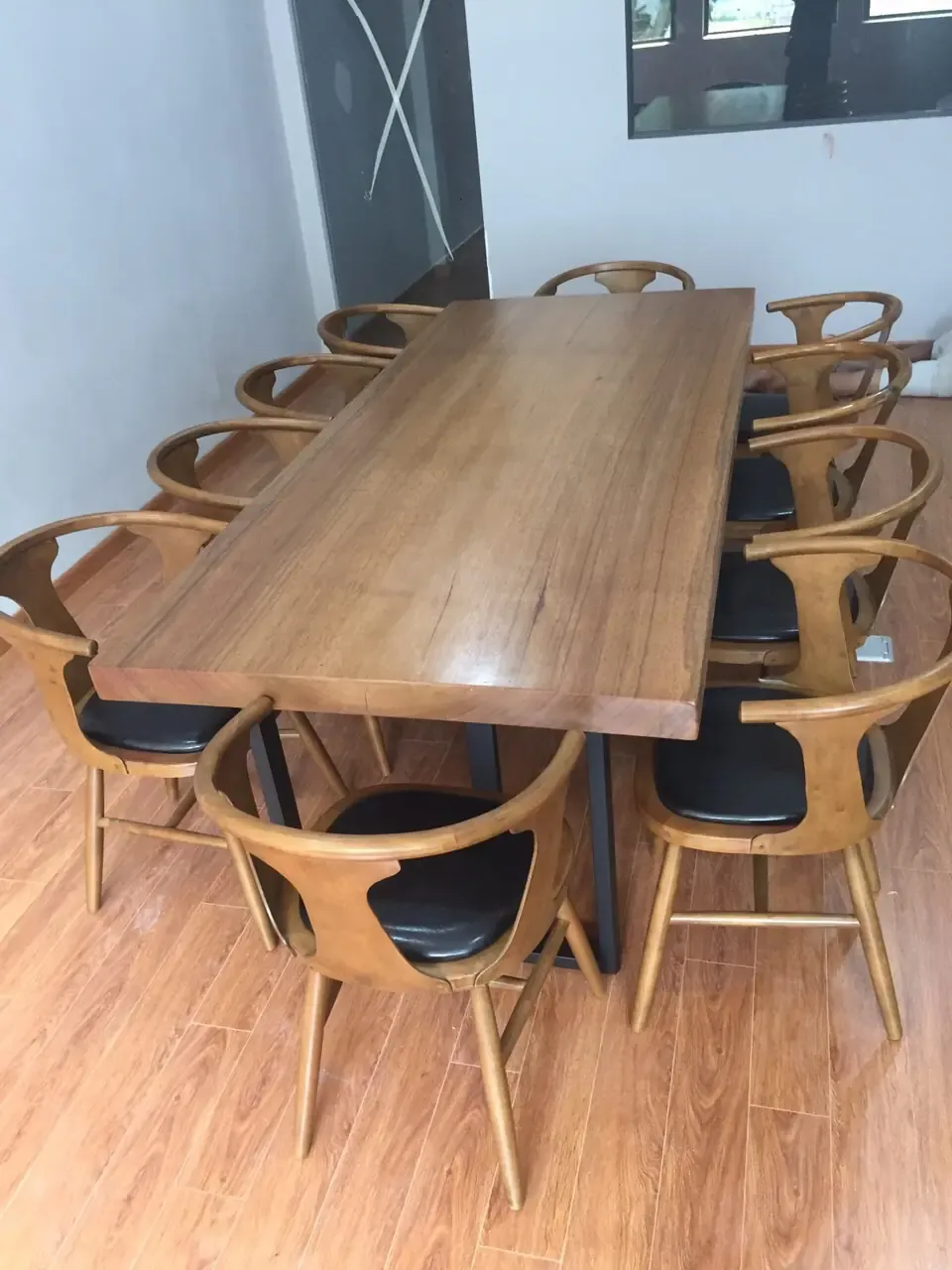 Giao bàn gỗ lim cho khách hàng tại Quận 3