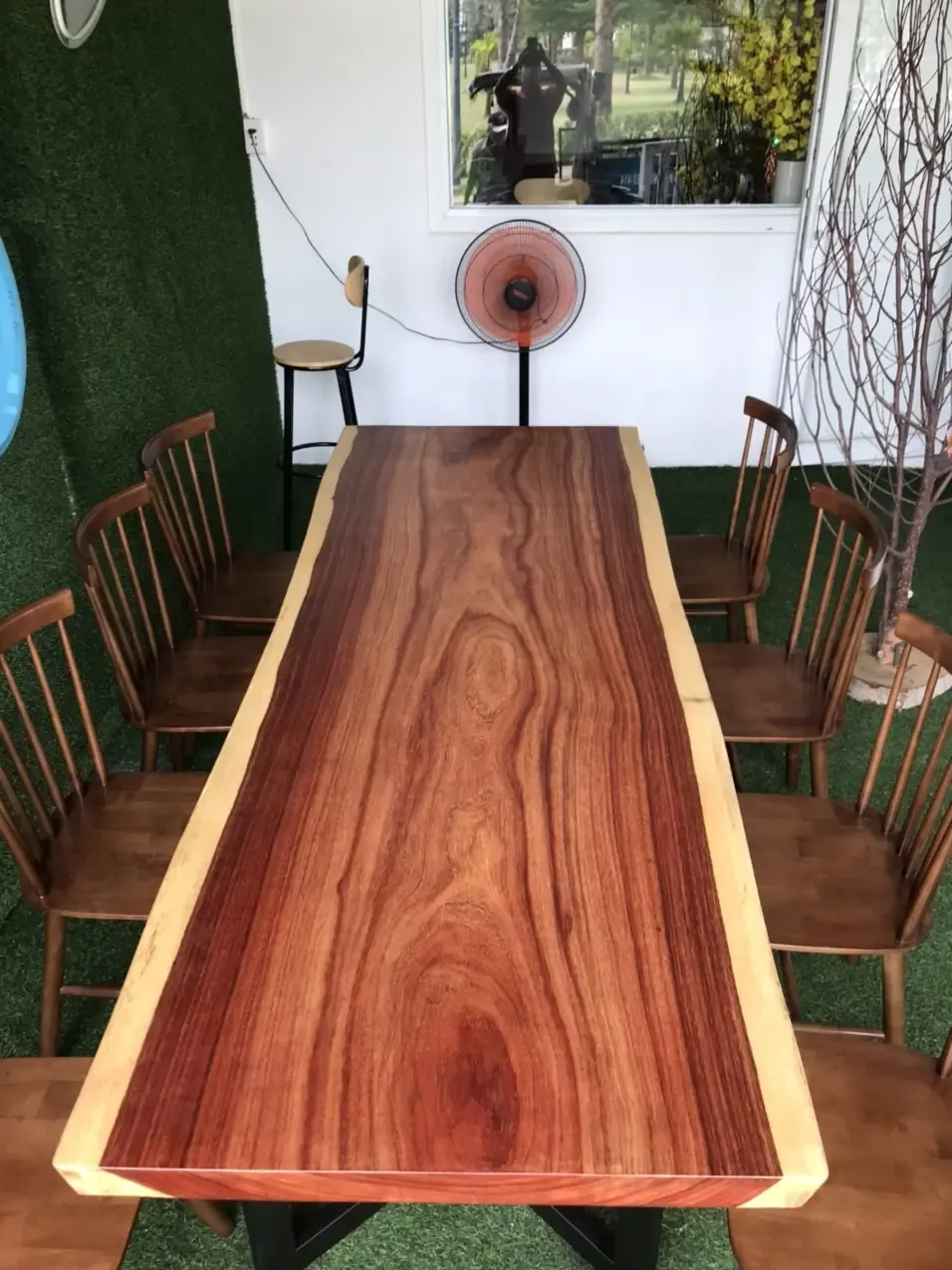 Giao Bàn Gỗ Hương Cho Khách Hàng Quận Bình Chánh