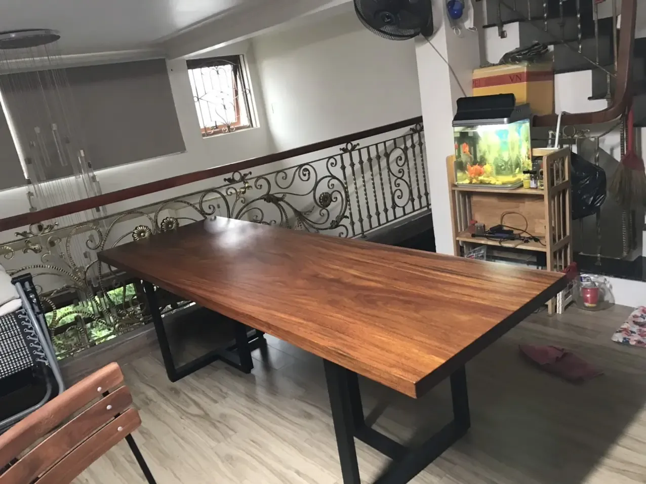 Giao bàn gỗ lim cho khách hàng tại quận 8