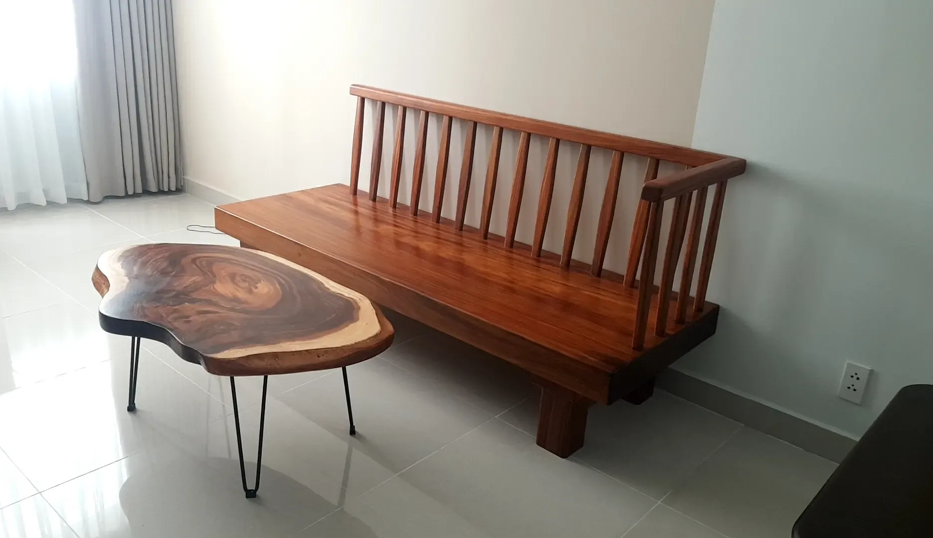 Giao ghế sofa gỗ lim cho khách hàng tại Quận 8