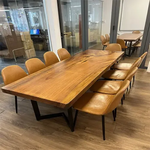 Bàn giao 2 tấm bàn gỗ me tây cho công ty tại Phú Nhuận