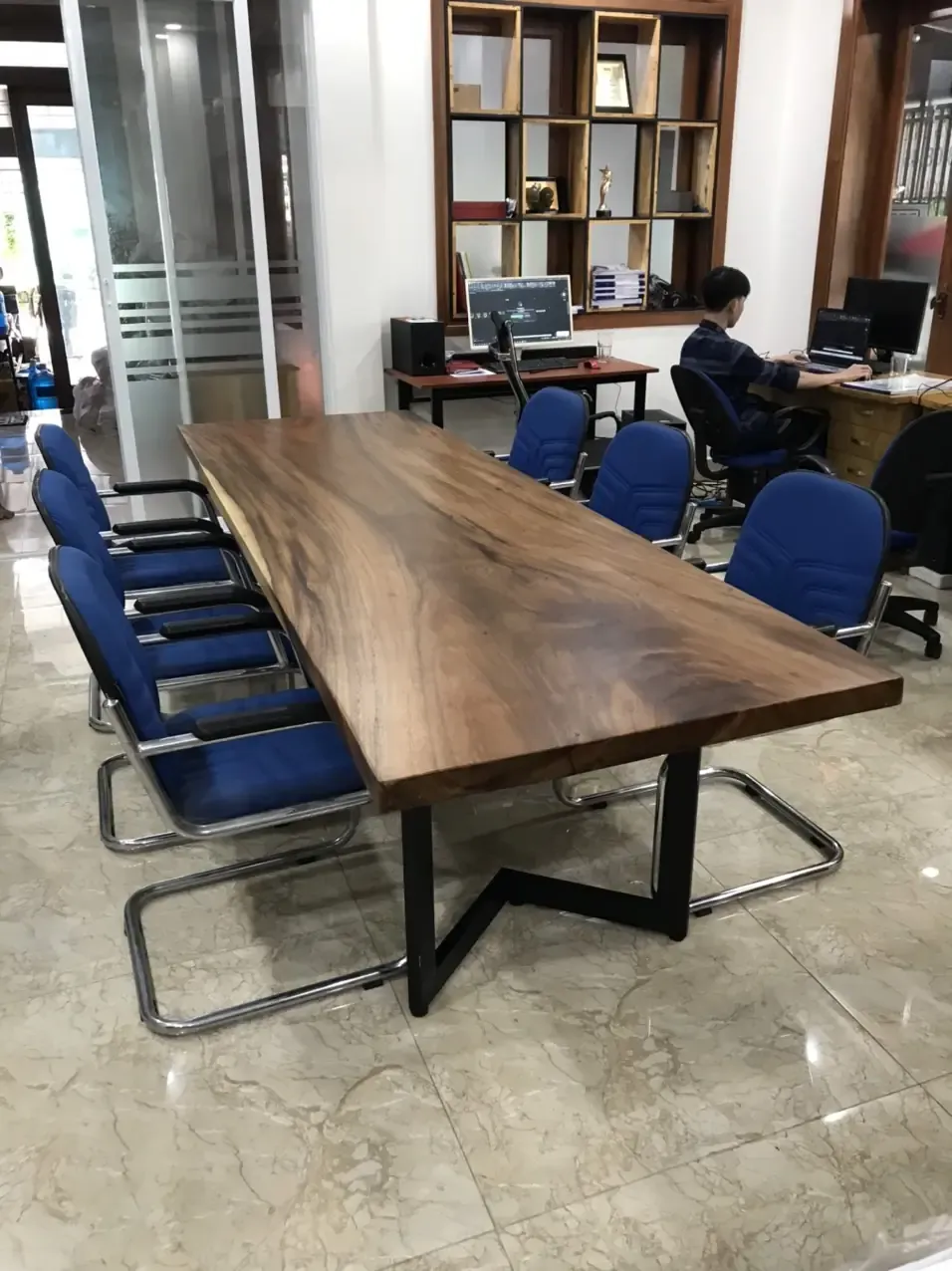 Bàn gỗ tự nhiên me tây dự án giao cho công ty tại Quận 7